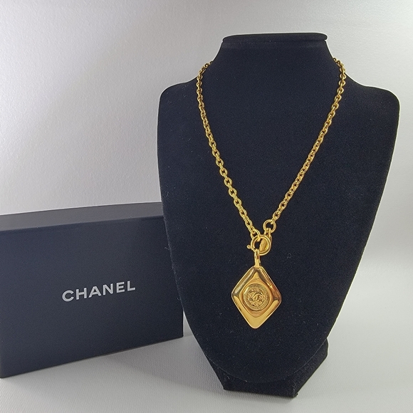 CHANEL CC Logo Diamond Shaped Gold Tone Necklace - Picture 1 of 9
